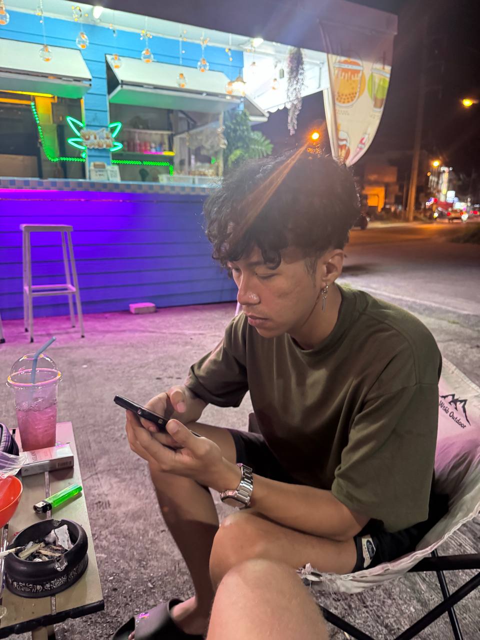 Outdoor seating area with drinks